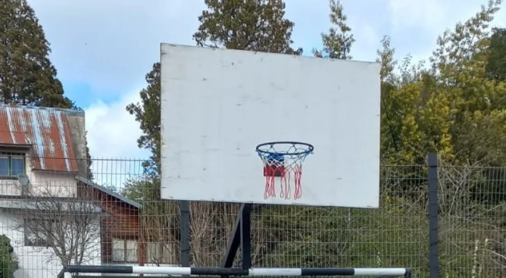 Nuevos arcos de fútbol y básquet en canchas barriales