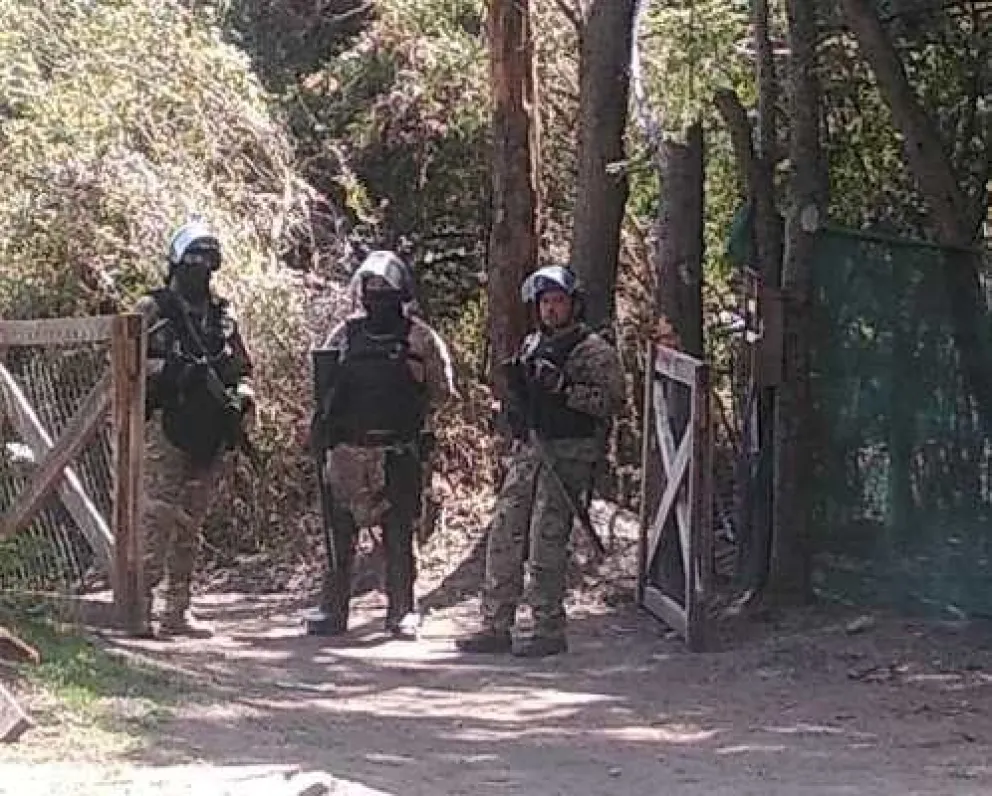 Atentado a Conevial: allanaron viviendas de la Comunidad Paisil Antriao y secuestraron bidones, celulares y un vehículo