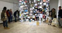Se inauguró la exposición de arte “Los abrazos que no dimos”: postales de todo el mundo"