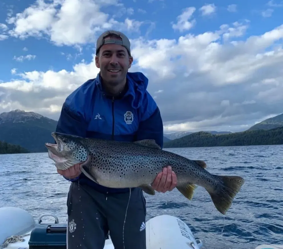 Un turista pescó una impresionante trucha marrón