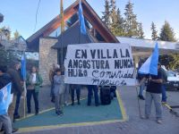 Vecinos de “Comunidad Angostura” marcharon contra el acuerdo que firmó Provincia con los Mapuches