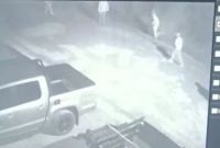Inseguridad: apedrearon una camioneta estacionada y quedaron filmados