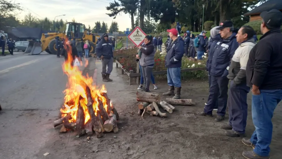 ÚLTIMO MOMENTO: trabajadores municipales cortan la Avenida 7 Lagos a la altura del municipio