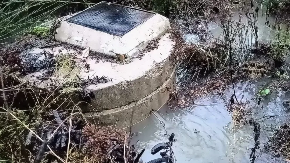 En medio del temporal, denuncian un nuevo derrame de líquidos cloacales al arroyo Piedritas